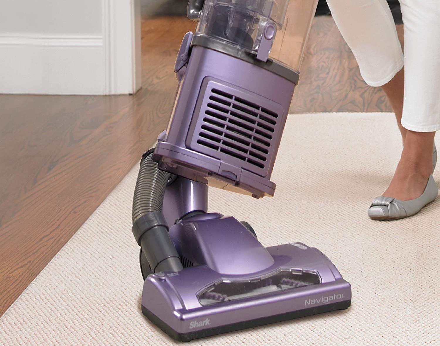 Best Pet Hair Vacuums: Shark NV352 Navigator Lift Away Upright Vacuum